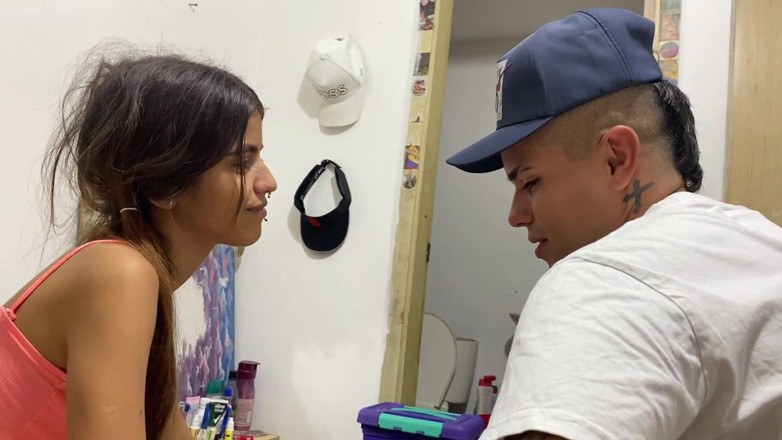 SaritaHott: Mi hermanastra está en su habitación sus hermosas uñas pero...