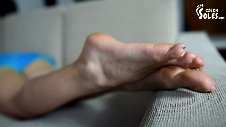Czech Soles - foot fetish content: Implorando per i suoi piedi puzzolenti da palestra