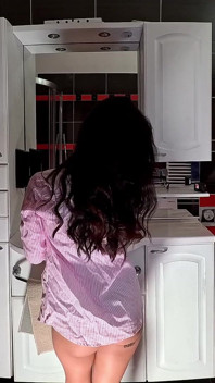 La piccola mora del college girl prom queen toglie le mutandine in bagno per far esibizionismo figa e culo nudo