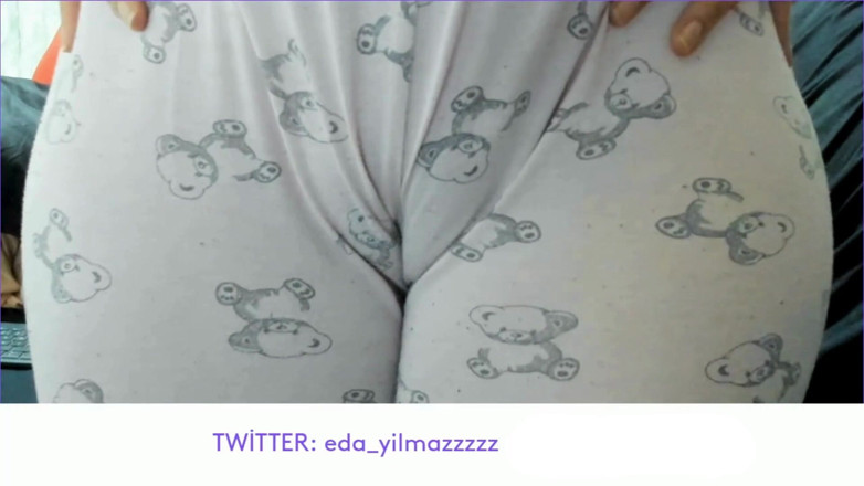 bigass_sexy_bigboobs: Cameltoe - coño hinchado - frotando el coño con pijama