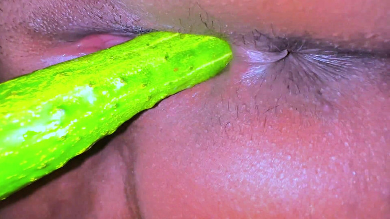 Aria Mia: Fată sexy egipteană necăsătorită călărind un castravete mare când părinții...