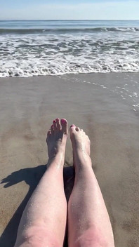 Des vagues s’écrasent sur une taille 16 pieds et jambes
