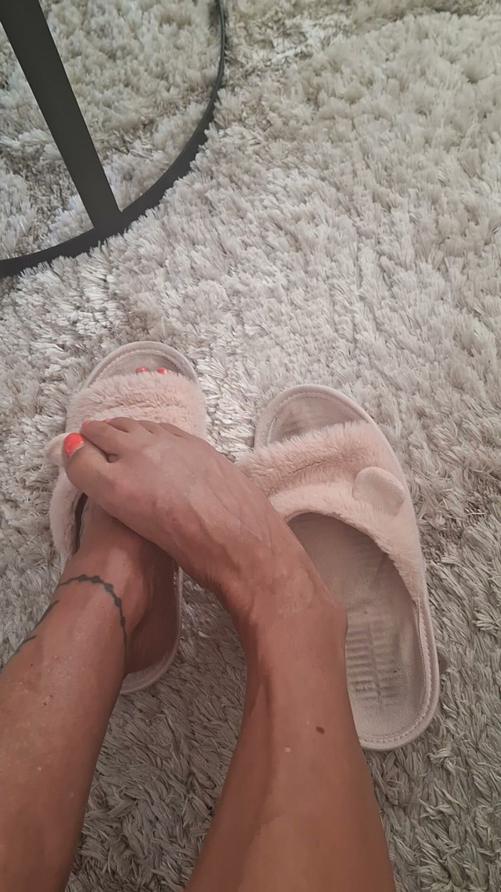 Lettyblond: 무릎 꿇고 핥아.