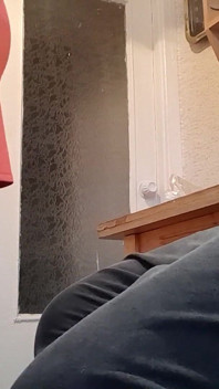 Ik masturbeer met mijn kleren aan, zodat mijn stiefmoeder me niet betrapt