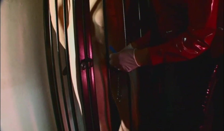 Absolute BDSM films - The original: Penis upokarzający w masce przeciwgazowej