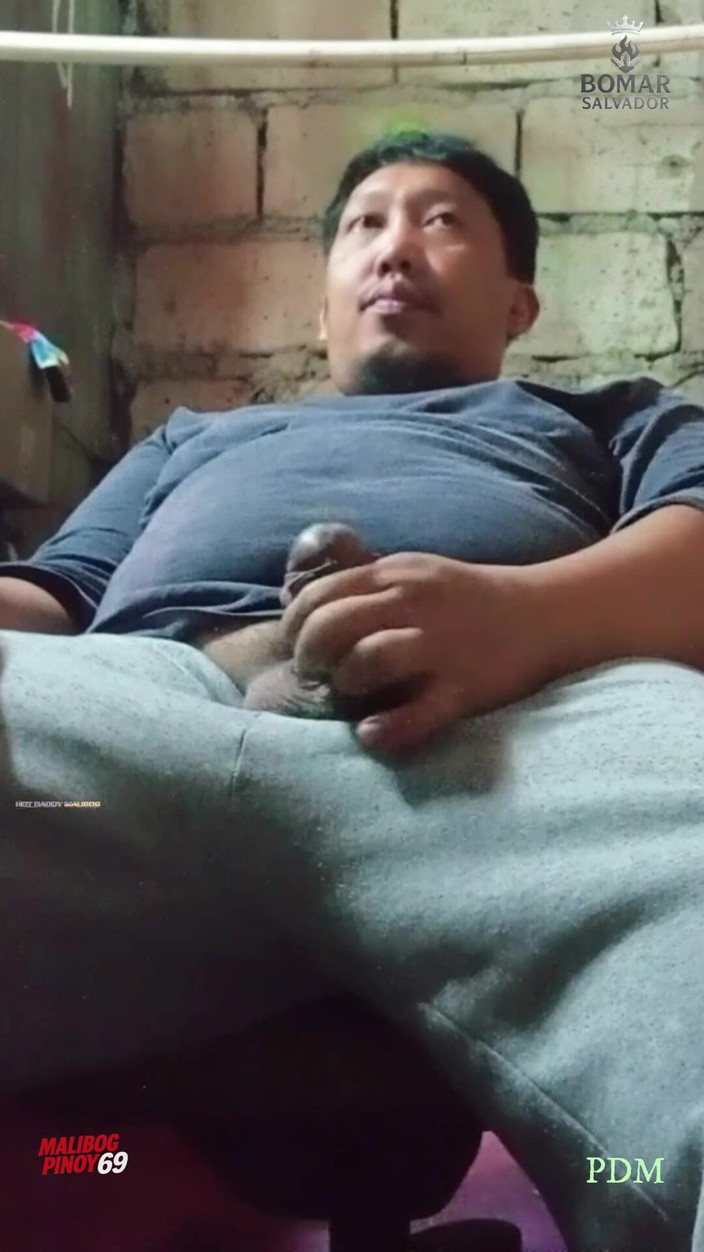 pinoy malibog: Un papa pulpeux joue avec sa grosse bite