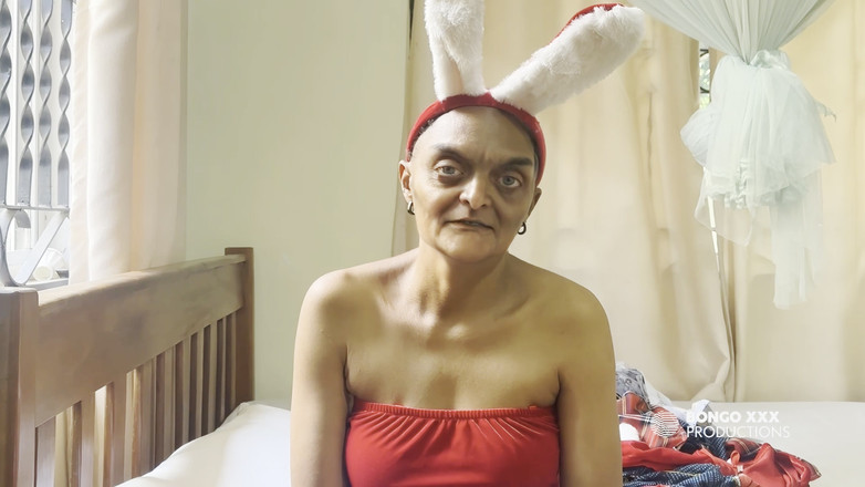 BongoXXX: Grandstepmother usava seu coelhinho de Natal como roupa para que...