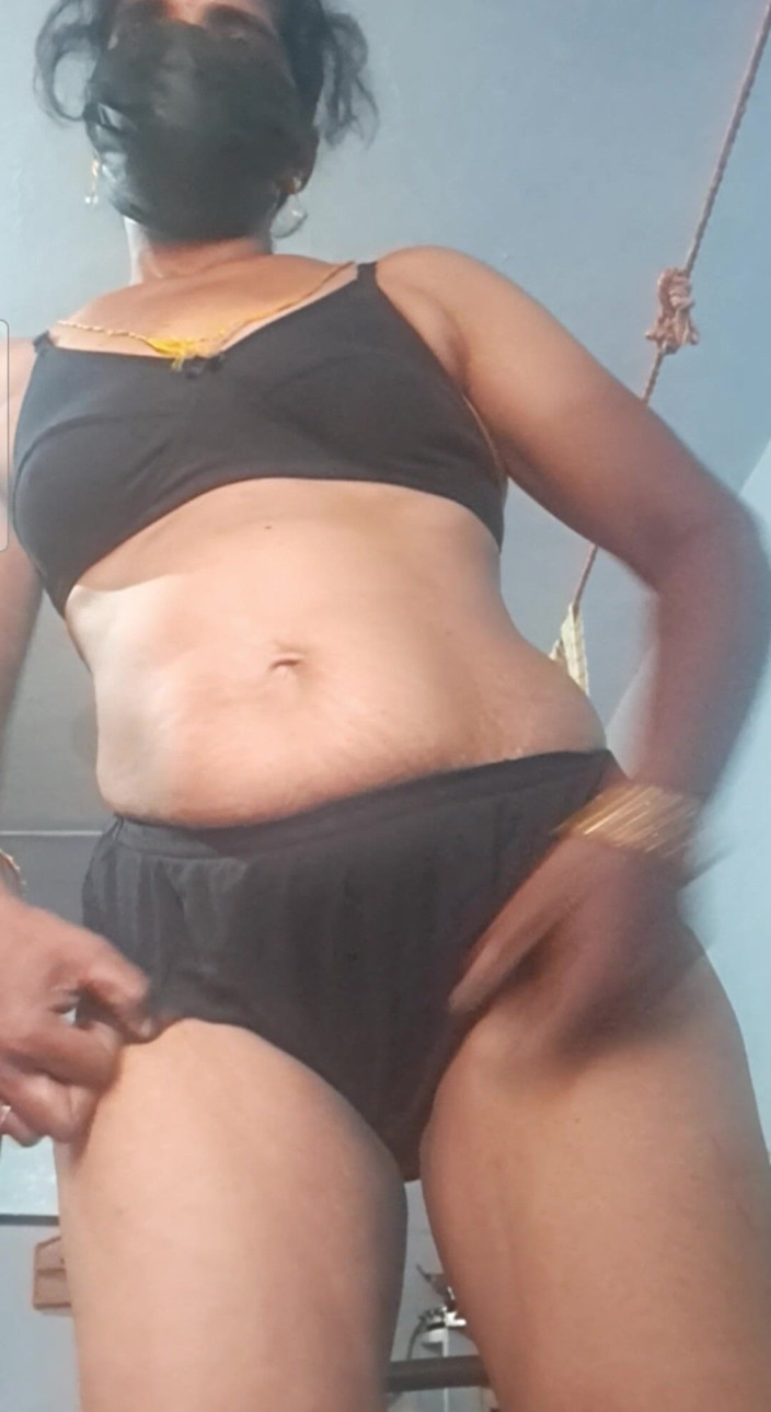 Jayaselvi: Tamilská tetička se prstí a moč prochází