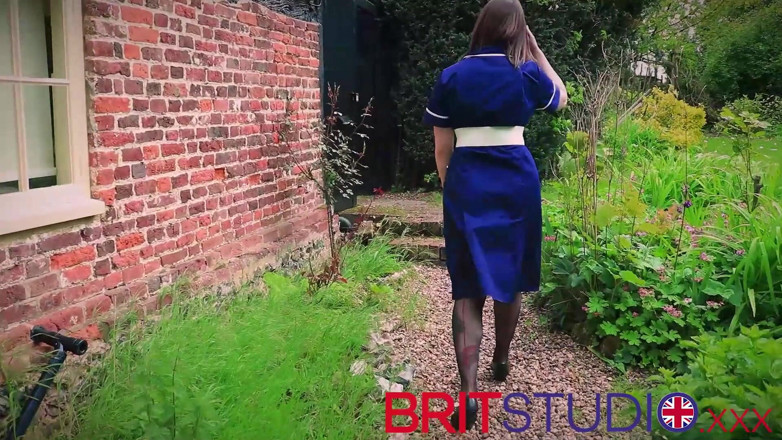 Brit Studio: Suster cantik datang ke rumah pasiennya untuk sampel sperma