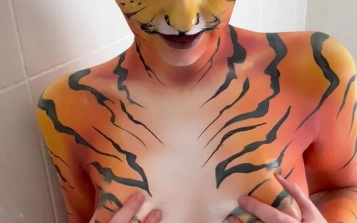 Em Yang: Tiger Bodypaint Shower Solo Play