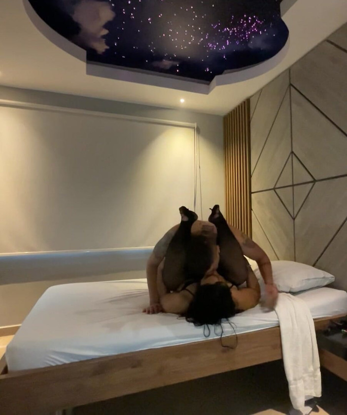 Monozion: 자작 편집 없이 스쿼트를 통해 진짜 슈퍼 오르가즘을 경험할 수 있습니다