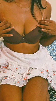 Una calda moglie del kerala mallu izha. Spettacolo di sexy tette e capezzoli nudi. Stripping