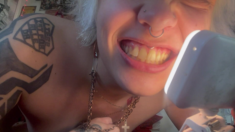 Glitterqueen1999: Tour della bocca della ragazza gotica senza trucco