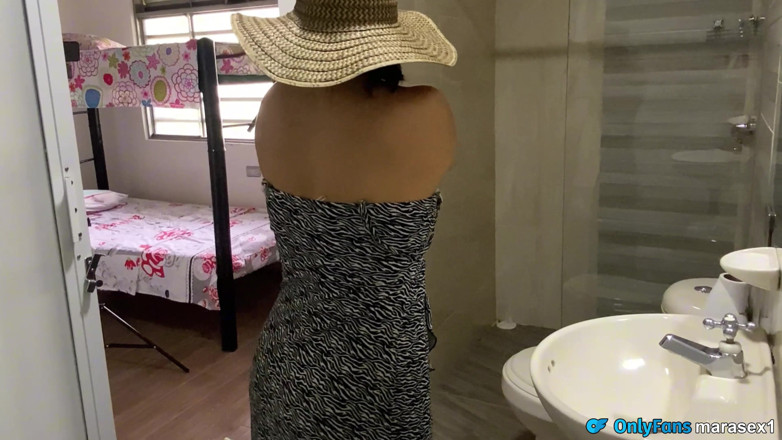 MaRaSexx: Kakak tiri secara tidak sengaja meminta penis saudara tirinya