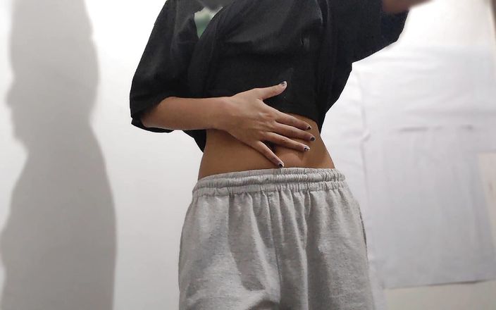 desigirl93: Chica linda caliente entrecerra los dedos y jugando con su...