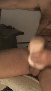 L'uomo peloso si masturba con due giocattoli e scopa dentro