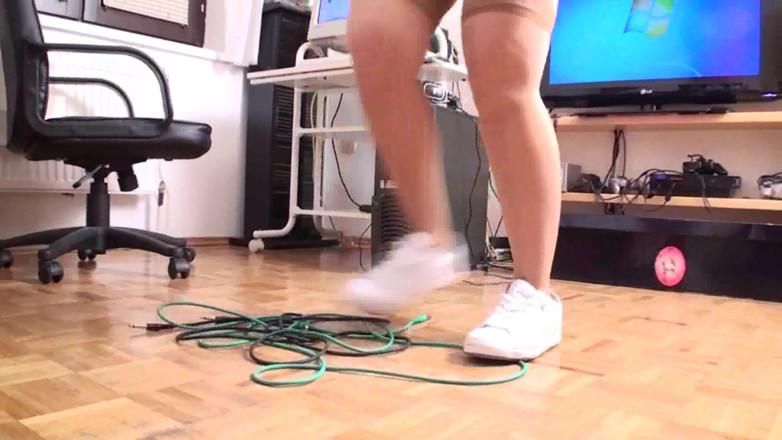 Foot Girls: Schiacciare i cavi è sempre divertente