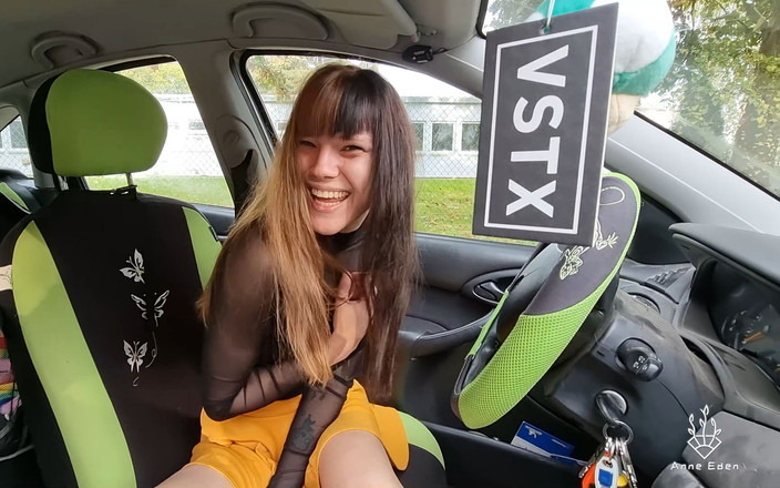 Anne Eden: 在停车场从车里喷出来！！