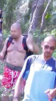 Dziki trójkąt na świeżym powietrzu rucha się z chudą nastolatką Vladaną
