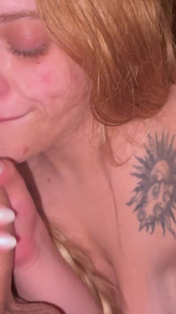 J’ai craché au visage de la blonde chaude et j’ai joui dans sa chatte