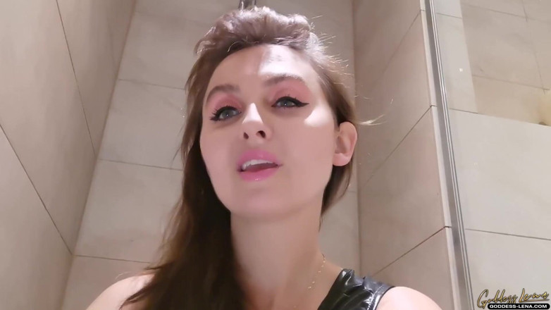 Goddess Lena: Duș auriu sub duș