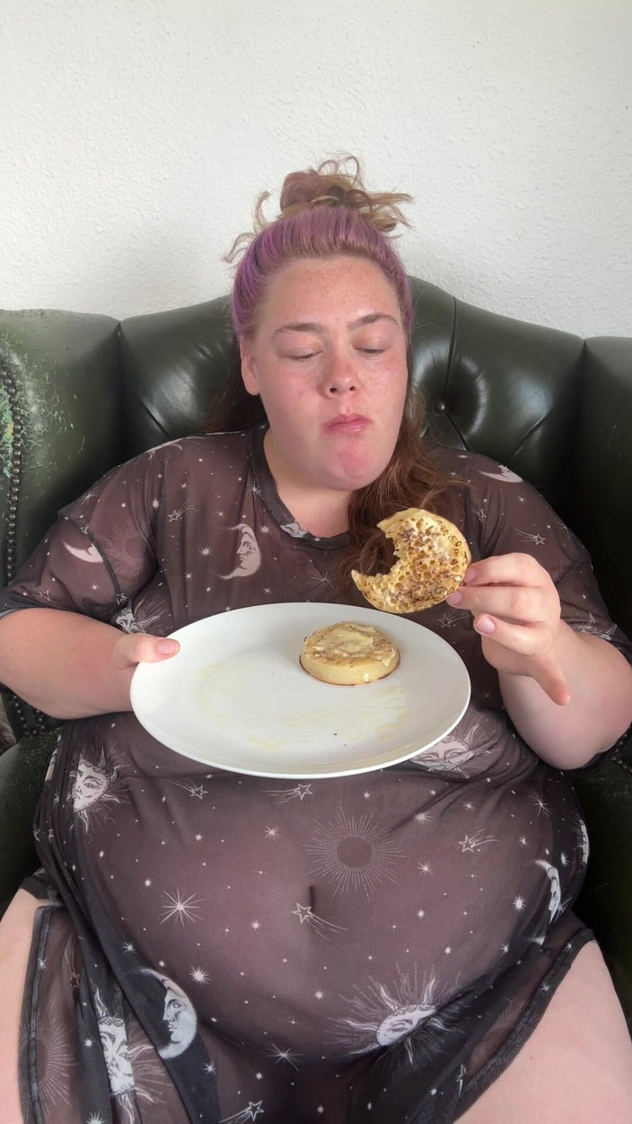 fatemmabbw: Riesige hungrige bBW stopft sich beim frühstück
