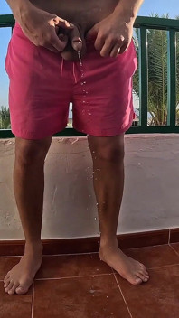 Pipì sul balcone in vacanza