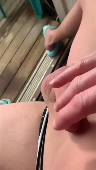 Lehassex: Liscio effeminato sexy, sotto il sole sul balcone, gioca con...