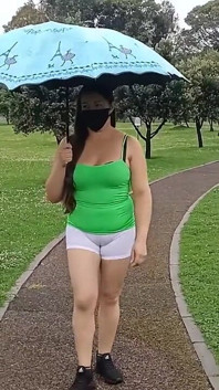 Passeggiando nel parco piovoso mostrando il mio zoccolo di cammello