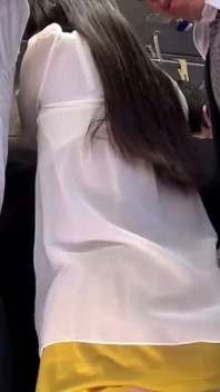 満員列車の誘惑 - 既婚女性のパンティショー、秘密の相互からかいへと変わる
