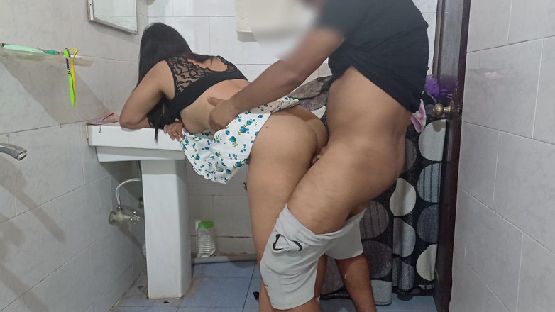 NaughtyWings: Стоя раком в ванной, развлечение гладкой киски бхабхи дези