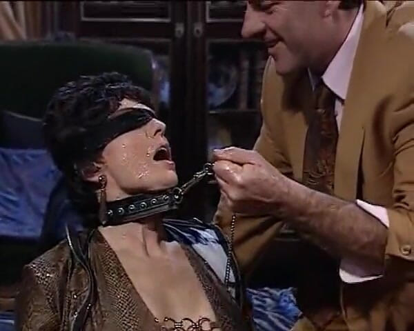 Porno kino: Husband Blindfolds His Sexy German Wife and Brings Her Three...