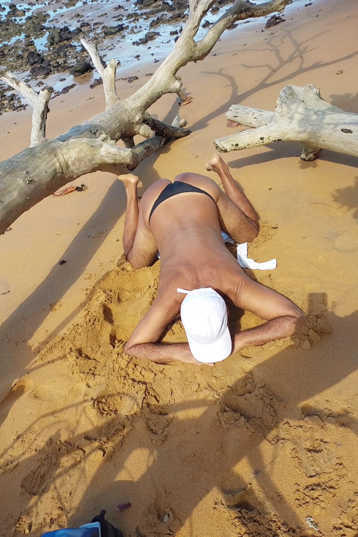 Ladysilvas: Ladysilva w majtkach na plaży Co za gorąca dupa