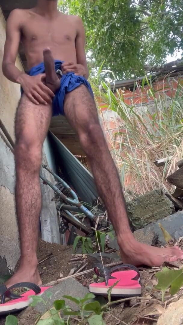 vergar4_daviid: Komşunun evinin arkasında mastürbasyon yapıyorum