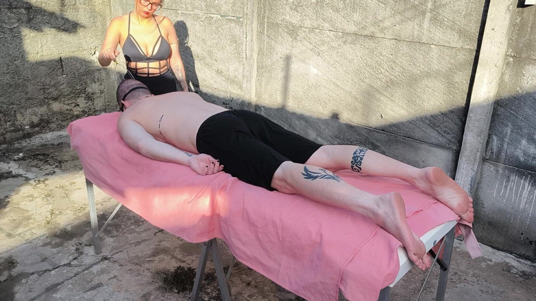 Carmona's films: Naken massage utomhus med het blondin