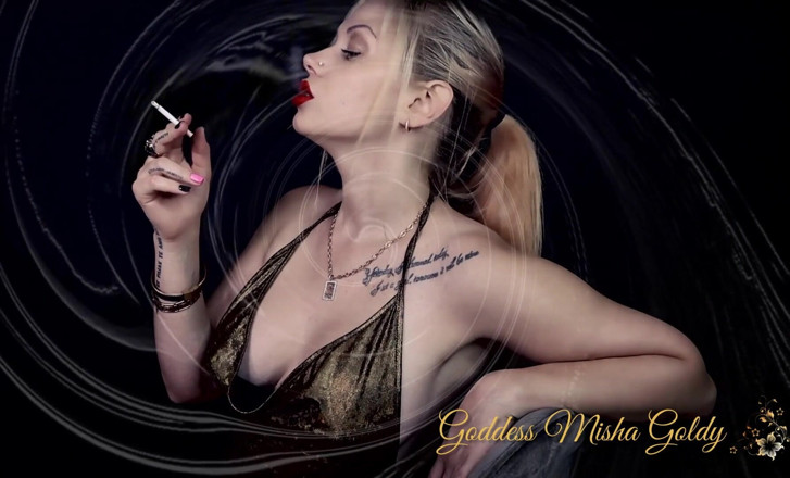 Goddess Misha Goldy: Fumul meu de țigară te va înveli într-un nor magic de relaxare și plăcere!