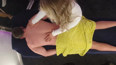 MassageRoomX: Vue haut en bas de la jolie masseuse Savannah