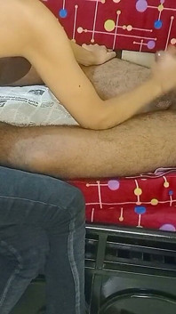 Medan hon tar en tupplur tar hon chansen som gjorde mig till henne för avrunkning med oljad