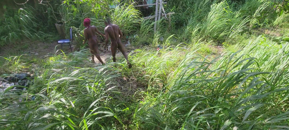 Switcock: 버스가 있을 때 숲에서 섹스하기로 결정한 길로 여행하는 두 연인