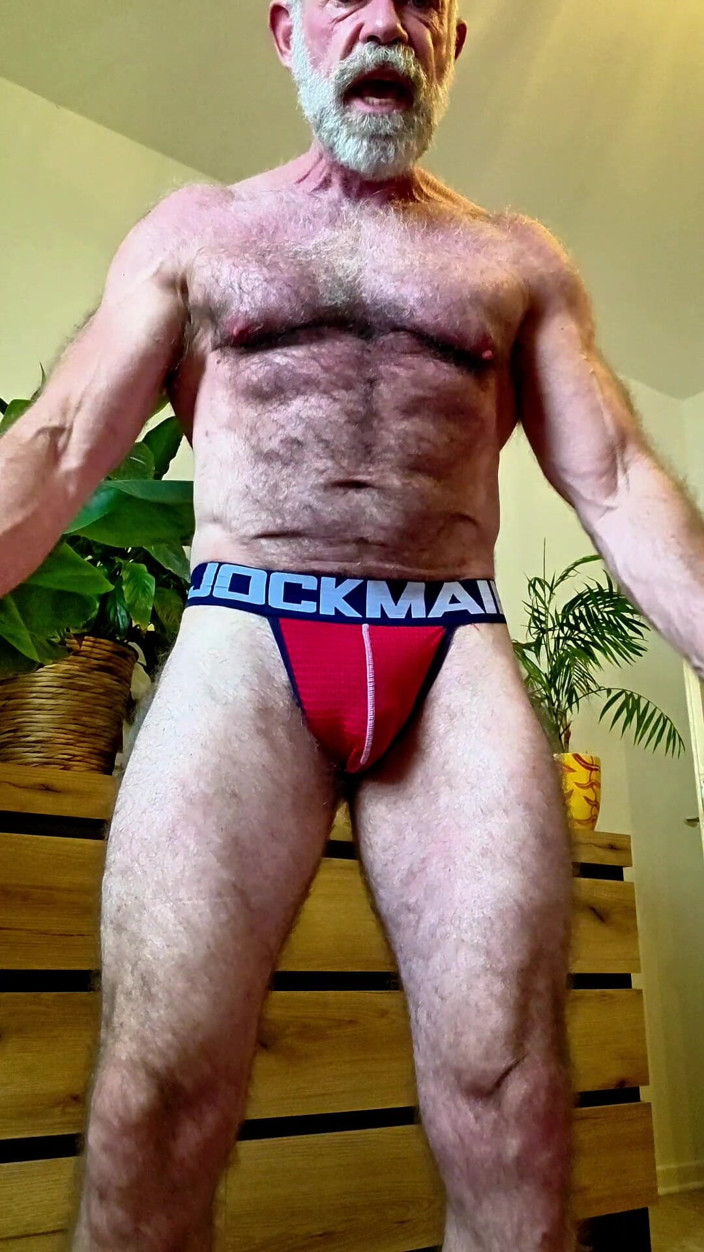 JackvanDean: Behaarte bär versucht jockstrap