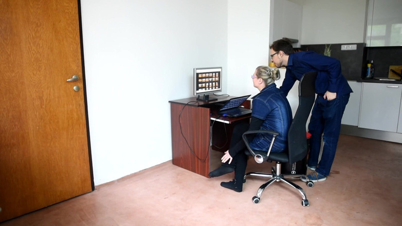 Czech Soles - foot fetish content: Angestellte mit sexy füßen wird kontrolliert