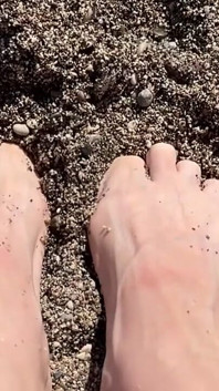 Para os amantes de pernas, brinco na areia