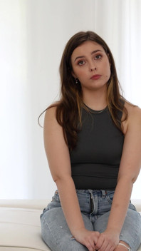 La ragazza della porta accanto ha un piccolo segreto...