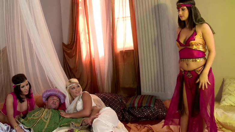 Amateur Pornos XXX: Selvagem orgia de harém com loiras e morenas fodendo duro