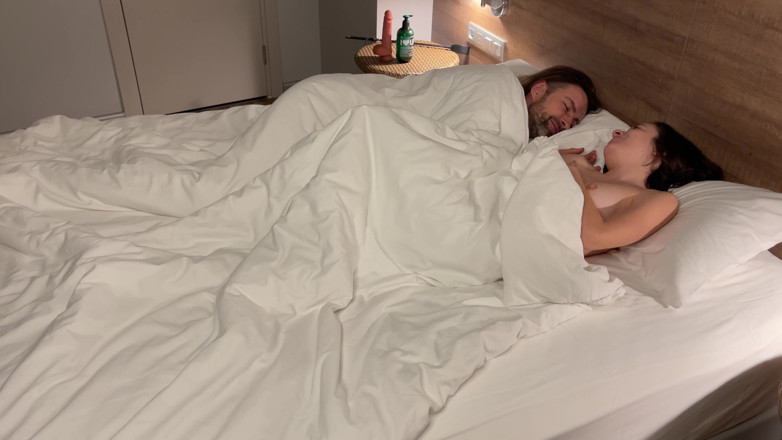 Verhiniz: Ik Kijk Naar Je Terwijl Grote Pikken Mijn Strakke Gaatjes...