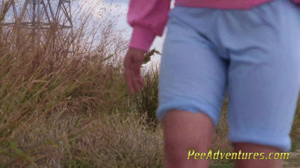 Pee Adventures: Sie zieht sich fürs joggen an