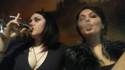 Goddess Misha Goldy: Mluvení a kouření vodní děvky a cigaret v klubu