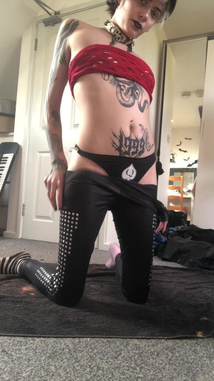 Glitterqueen1999: La gotica domina ride del tuo cazzo, ti succhia e...