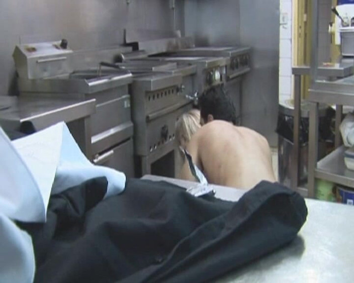 Videos Francaises: Una ragazza francese è stata doppiamente scopata in cucina