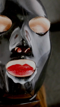 Rubberslut w klinice masturbuje się dużymi dildami i głębokimi gardłami